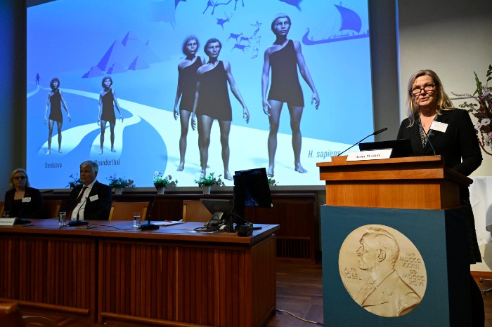 آنا ودل رئیس کمیته نوبل فیزیولوژی یا پزشکی کشف سوانته پاابو را ارائه کرد. 